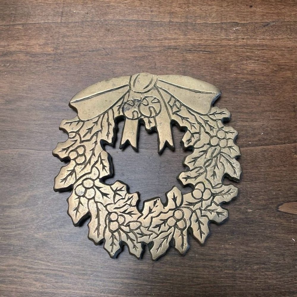 Vintage Christmas Wreath Trivet in Gold Brass-by Knobler-Taiwan